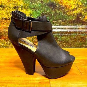 Steve Madden Platform Heels with Zipper in back & Buckle Size 8M Gardo